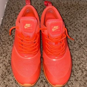 NIKE THEATA LAVA RED